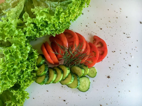 Frisches Gemüse. Salatblätter, Tomaten, Gurken. weißer Hintergrund. — Stockfoto