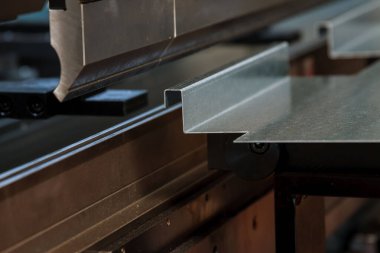 Fabrikada hidrolik makineyle metal bükme levhası.