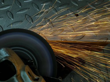 Metalin keskin kenarları gıcırdıyor. Kıvılcım.