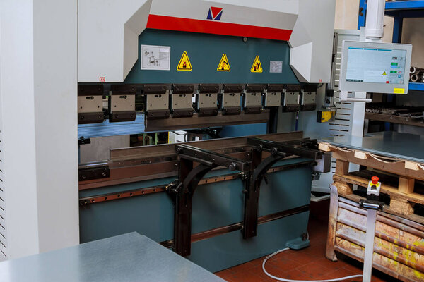 Гибридный листовой металл с гидравлической машиной на заводе