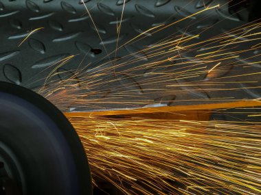 Metalin keskin kenarları gıcırdıyor. Kıvılcım.