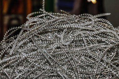 Alüminyum talaşı. Üretimdeki Cnc makinelerinde alüminyum işlem.