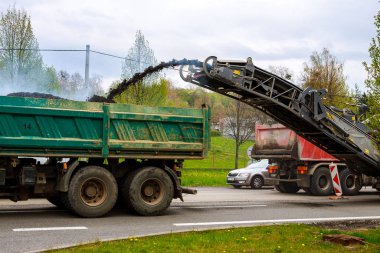 Valasske Mezirici, Çek Cumhuriyeti, 23 Nisan 2019: Değirmen makinesi eski asfaltı yoldan kaldırdı.