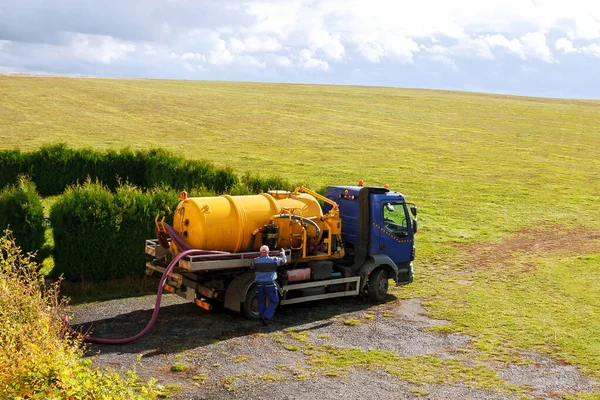 Sewage Tank truck. Sewer pumping machine. Septic truck — Stock Photo, Image