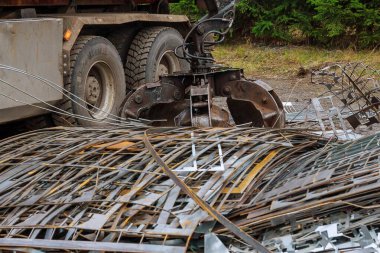 Bir grev kamyonu geri dönüşüm için hurda endüstriyel metaller yüklüyor.