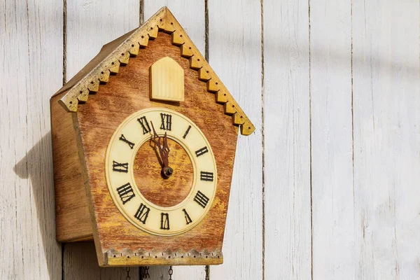 Old clock on a wooden light wall. Vintage clock. Cuckoo clock. Copy-space. — Stock Photo, Image