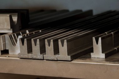 Bükme makinesi için özel aletler. Metal bükme levhası.