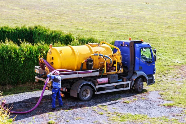 Lağım tankı kamyonu. Kanalizasyon pompalama makinesi. Septik kamyon