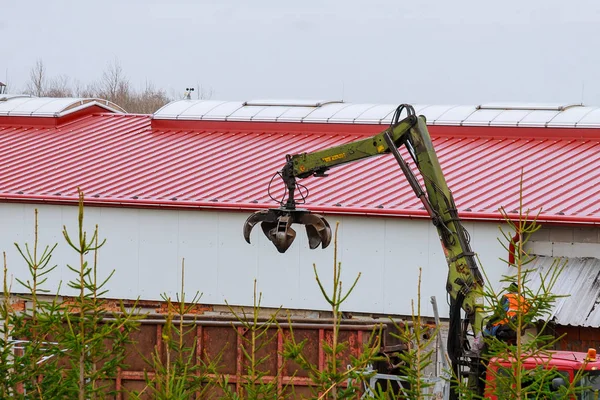 Skutec, Cseh Köztársaság, 2019. november 21.: A grapple truck loading scrap industrial metal for recycling. — Stock Fotó