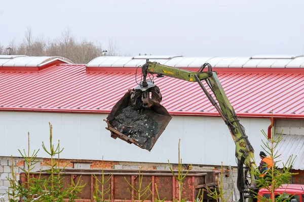 Skutec, Cseh Köztársaság, 2019. november 21.: A grapple truck loading scrap industrial metal for recycling. — Stock Fotó