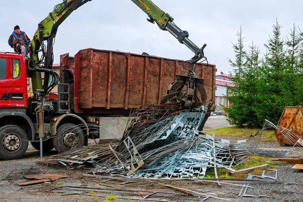Skutec, Cseh Köztársaság, 2019. november 21.: A grapple truck loading scrap industrial metal for recycling. — Stock Fotó