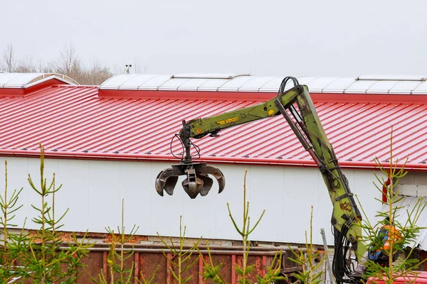 Skutec, Cseh Köztársaság, 2019. november 21.: A grapple truck loading scrap industrial metal for recycling. — Stock Fotó