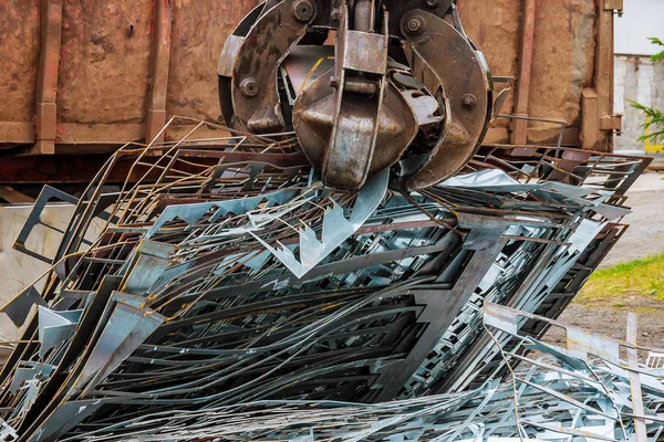 Un camion grapple carica rottami metallici industriali per il riciclaggio. — Foto Stock