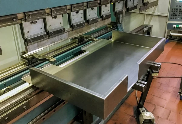 Fabrikada hidrolik makineyle metal bükme levhası.