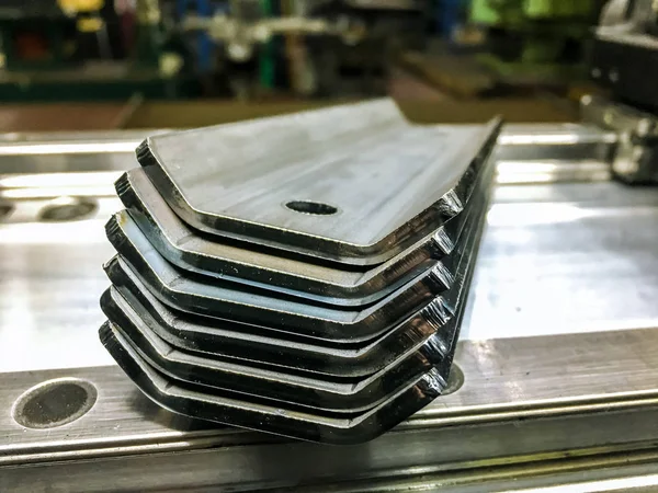 Fabrikada hidrolik makineyle metal bükme levhası.