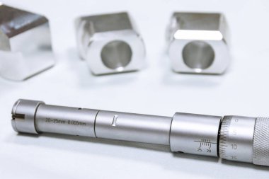 Kalibrasyon Bore mikrometre. Delik çapının doğru ölçümü için aygıt.