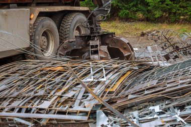 Bir grev kamyonu geri dönüşüm için hurda endüstriyel metaller yüklüyor.