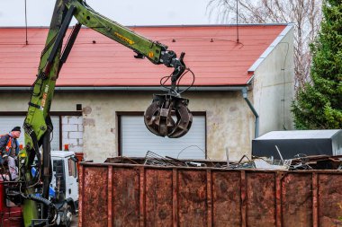 Skutec, Çek Cumhuriyeti, 21 Kasım 2019: Bir grev kamyonu geri dönüşüm için hurda sanayi metali yüklüyor.