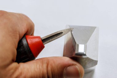 Metal, ahşap, alüminyum, bakır ve plastik için sökücü alet. Metal çıkarma işlemi.