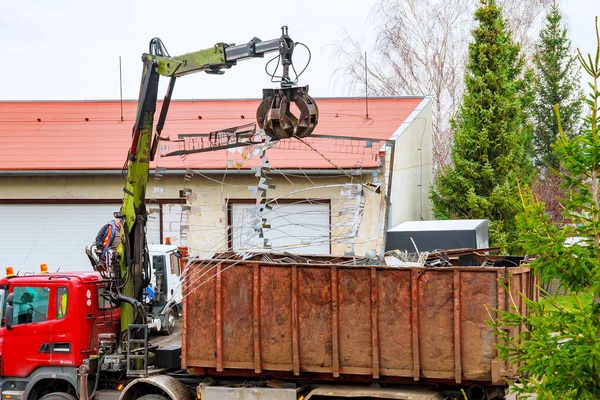 Egy csákány teherautó ipari fémhulladékot szállít újrahasznosításra. — Stock Fotó