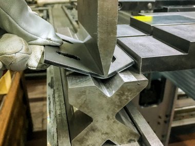 Bükme makinesiyle metal bükme