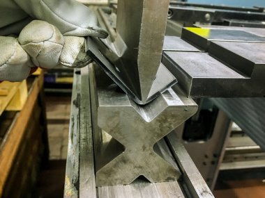 Bükme makinesiyle metal bükme