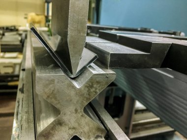 Hidrolik bükme makinesi ile metal bükme levhası