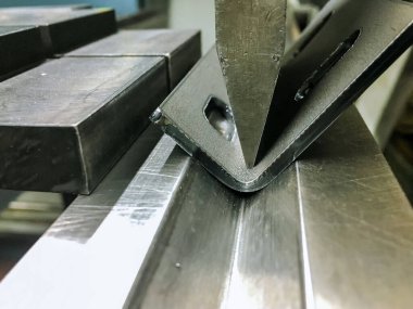 Hidrolik bükme makinesi ile metal bükme levhası