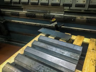 Metal levha, mashine bükerek fabrikada bükülüyor..