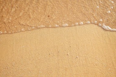 Deniz suyu ve kumlar kıyıda. Üst görünüm.