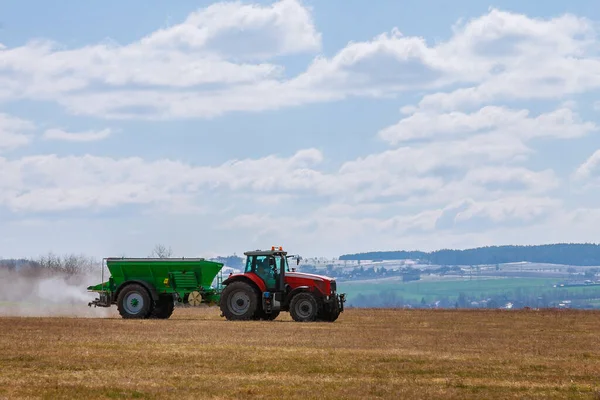 Tarım Işi Traktör Çimlere Gübre Yayıyor — Stok fotoğraf