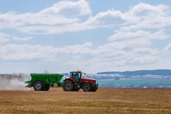 Skutc, Tsjechië - 23 maart 2020: Tractor verspreidt mest op grasveld. Landbouwwerkzaamheden. — Stockfoto