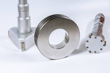 Beyaz zemin üzerinde Yüzük Ayarlama Mekanik Üç Noktalı Mikrometre.