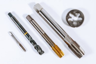 Beyaz zemin üzerinde metal iplik dokunun. Metal işleme aracı.