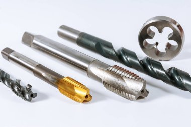 Beyaz zemin üzerinde metal iplik dokunun. Metal işleme aracı.