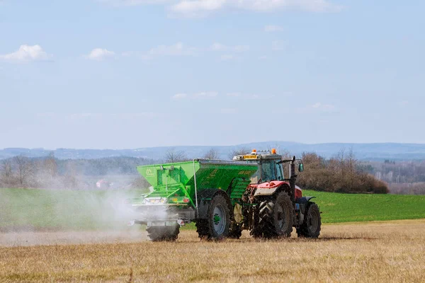 Landwirtschaftliche Arbeit Traktor Streut Dünger Auf Wiese Aus — Stockfoto