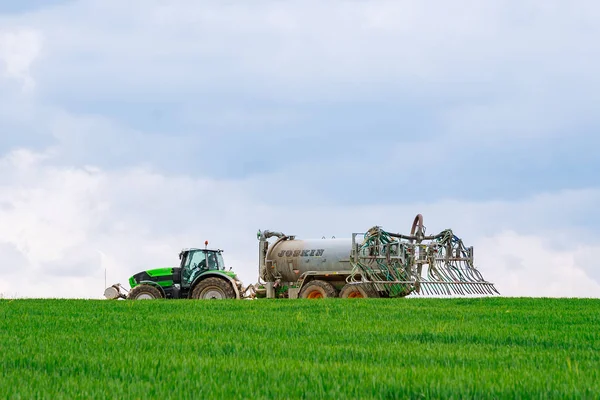 Lesna Tsjechië April 2019 Tarwebehandeling Met Herbicide Het Sproeiapparaat Werkt — Stockfoto