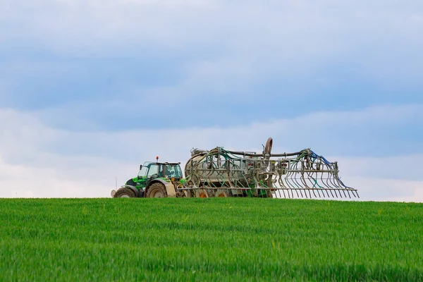 Lesna Çek Cumhuriyeti Nisan 2019 Herbisitle Buğday Tedavisi Püskürtücü Yeşil — Stok fotoğraf