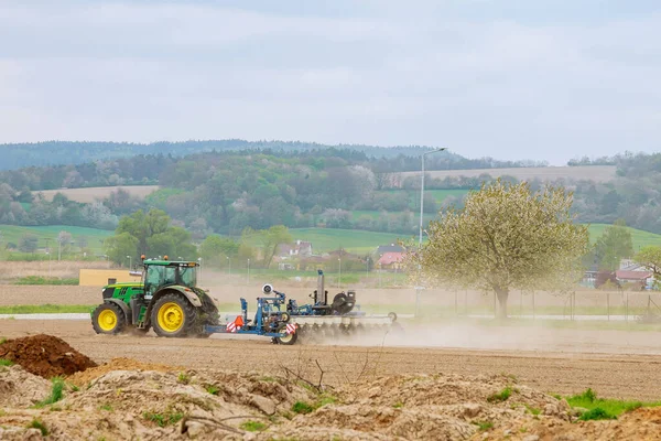 Lesna República Checa Abril 2019 Tractor Con Sembradora Campo — Foto de Stock