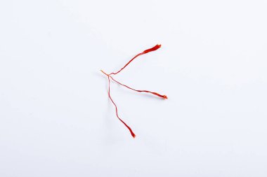 Beyaz arka planda kurumuş safran ipliği.