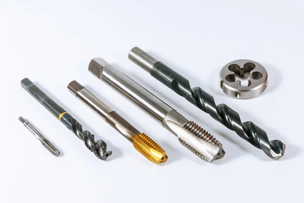 Metal iplik için dokunun. Metal işleme aracı.