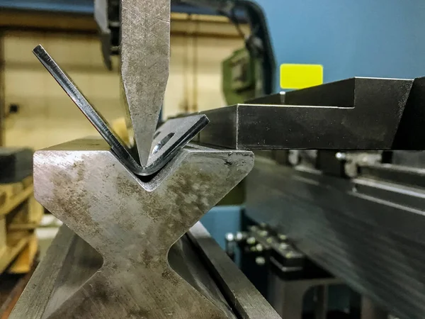 Bending sheet metal with a hydraulic bending machine