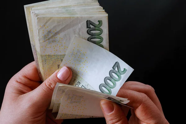 Siyah arkaplanda Çek parası