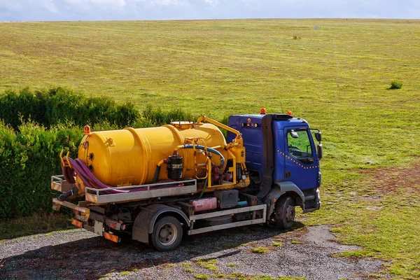 Kanalizasyon pompalama makinesi. Lağım tankı kamyonu. Septik kamyon
