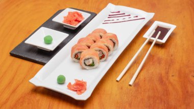 Imgenes de una exquisita seleccin de rollos de sushi de variados sabores y texturas realizadas en Concepcion, Şili.
