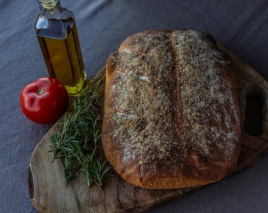 Pan artesanal, hekho en casa con aceite de oliva y vino tinto.