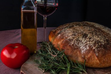 Pan artesanal, hekho en casa con aceite de oliva y vino tinto.