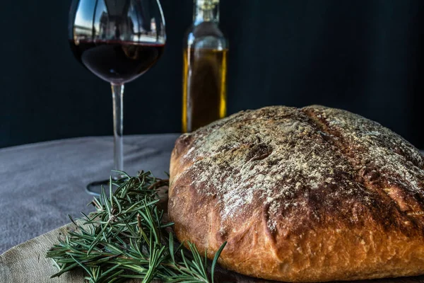 Pan Artesanal Hecho Casa Con Aceite Oliva Vino Tinto —  Fotos de Stock