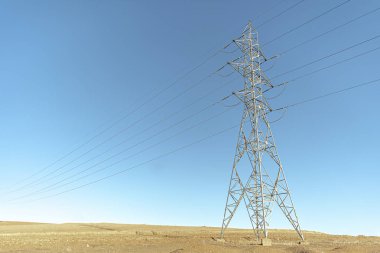 Büyük ölçekli ve yüksek gerilimli bir elektrik nakil kulesi.