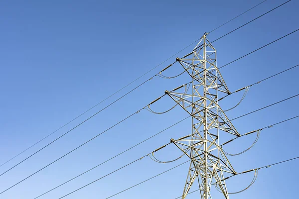 Büyük ölçekli ve yüksek gerilimli elektrik taşıma kulesi